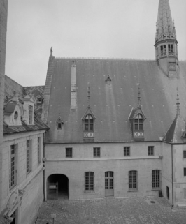 Grand corps de bâtiment (élévation sur cour) : salles de la communauté des soeurs. © Région Bourgogne-Franche-Comté, Inventaire du patrimoine