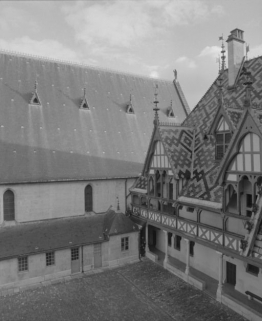 Angle du grand corps de bâtiment et de la petite aile sur cour. © Région Bourgogne-Franche-Comté, Inventaire du patrimoine