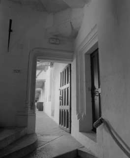 Tourelle d'escalier carrée : palier du premier étage (porte d'accès à la galerie haute et aux anciens "retraits" de la chambre du Roi). © Région Bourgogne-Franche-Comté, Inventaire du patrimoine