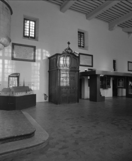 Salle Saint-Nicolas : vue partielle avec ouvertures sur la cour. © Région Bourgogne-Franche-Comté, Inventaire du patrimoine