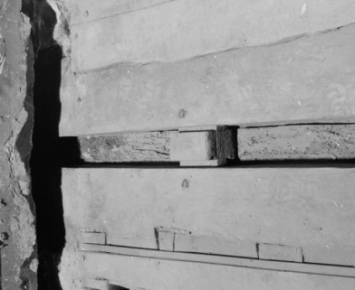 Grande aile sur cour, 1er étage : salle au-dessus de la cuisine, détail du plancher. © Région Bourgogne-Franche-Comté, Inventaire du patrimoine