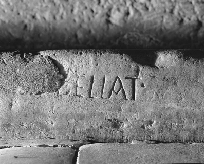 Graffiti de BELLAT (1ére contre-marche du degré de l'entrée). © Région Bourgogne-Franche-Comté, Inventaire du patrimoine