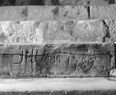 Graffiti de J.PLISSON (2e contre-marche du degré de l'entrée). © Région Bourgogne-Franche-Comté, Inventaire du patrimoine