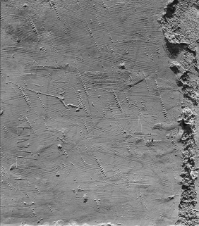 Graffiti sur le piédroit du portail : "le XXIIII de may mil Vc et XXXV fure les vignes graulée". © Région Bourgogne-Franche-Comté, Inventaire du patrimoine