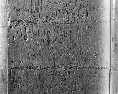 Graffiti (arcade entre le choeur et la chapelle droite). © Région Bourgogne-Franche-Comté, Inventaire du patrimoine