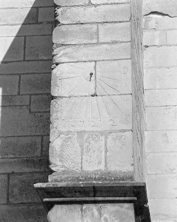 Elévation droite, 3e arc-boutant : cadran solaire. © Région Bourgogne-Franche-Comté, Inventaire du patrimoine