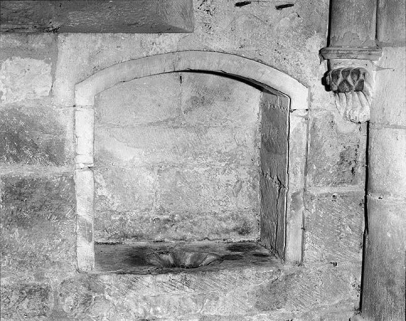 Chapelle droite : lavabo. © Région Bourgogne-Franche-Comté, Inventaire du patrimoine