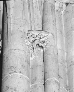 Collatéral droit, 3e travée, pilier postérieur gauche : détail du culot inférieur. © Région Bourgogne-Franche-Comté, Inventaire du patrimoine