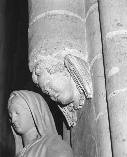 Collatéral droit, 3e travée, pilier postérieur gauche : tête d'angelot ajoutée sous la colonne tronquée de l'arcade gauche. © Région Bourgogne-Franche-Comté, Inventaire du patrimoine