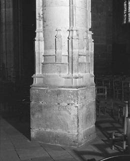 Collatéral droit, 3e travée : base du pilier antérieur gauche. © Région Bourgogne-Franche-Comté, Inventaire du patrimoine