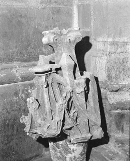 Pinacle du clocher n°1, déposé dans la nef. © Région Bourgogne-Franche-Comté, Inventaire du patrimoine