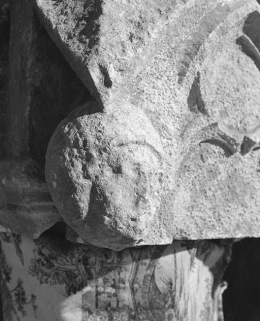 Pinacle du clocher n°1, déposé dans la nef, détail. © Région Bourgogne-Franche-Comté, Inventaire du patrimoine