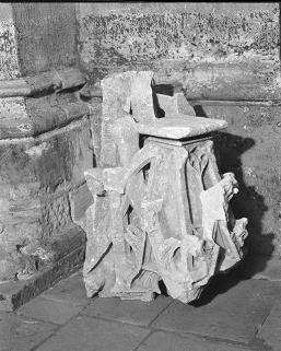 Pinacle du clocher n°2, déposé dans la nef. © Région Bourgogne-Franche-Comté, Inventaire du patrimoine