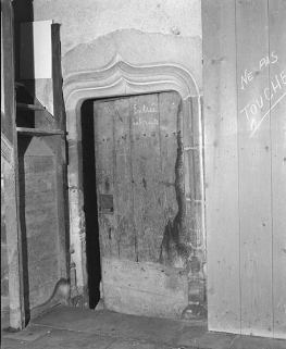 Travée à gauche du clocher, porte de la tourelle de l'escalier du clocher. © Région Bourgogne-Franche-Comté, Inventaire du patrimoine