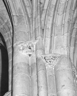 Collatéral gauche, 3e travée : culots sculptés du pilier postérieur droit. © Région Bourgogne-Franche-Comté, Inventaire du patrimoine