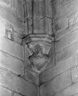 Bras gauche du transept : culot postérieur gauche. © Région Bourgogne-Franche-Comté, Inventaire du patrimoine