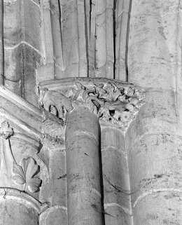 Nef, vaisseau central, 3e travée : chapiteaux du pilier postérieur droit. © Région Bourgogne-Franche-Comté, Inventaire du patrimoine