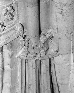 Nef, vaisseau central, 3e travée : chapiteaux du pilier postérieur gauche. © Région Bourgogne-Franche-Comté, Inventaire du patrimoine