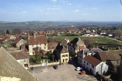 Les quartiers sud-est de la place de l'Eglise. Vue prise depuis le clocher de l'église Saint-Léger © Région Bourgogne-Franche-Comté, Inventaire du patrimoine