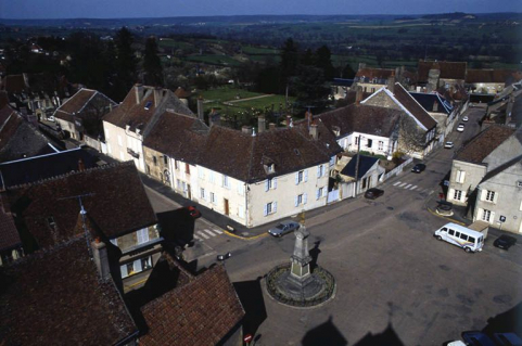 Les quartiers nord-est de la place de l'Eglise. Vue prise depuis le clocher de l'église Saint-Léger © Région Bourgogne-Franche-Comté, Inventaire du patrimoine