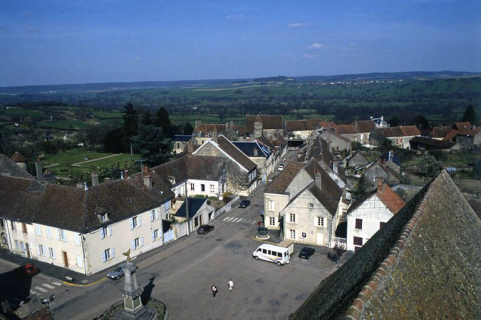 Le monument aux morts et la rue Emile Regnault. Vue prise depuis le clocher de l'église Saint-Léger © Région Bourgogne-Franche-Comté, Inventaire du patrimoine