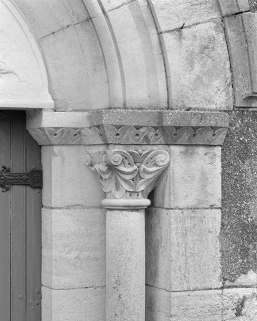 Façade, détail du chapiteau droit du portail. © Région Bourgogne-Franche-Comté, Inventaire du patrimoine