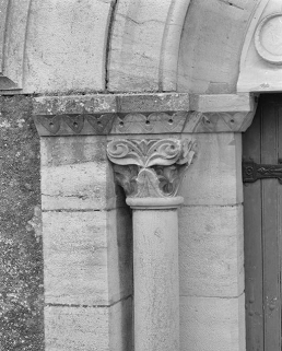 Façade, détail du chapiteau gauche du portail. © Région Bourgogne-Franche-Comté, Inventaire du patrimoine