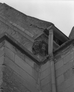 Chevet, détail du buste d'homme ornant l'angle postérieur gauche. © Région Bourgogne-Franche-Comté, Inventaire du patrimoine