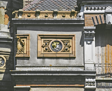 Panneau de céramique de l'étage-attique du pavillon Desfontaines. © Région Bourgogne-Franche-Comté, Inventaire du patrimoine Panneau de céramique de l'étage-attique du pavillon Desfontaines. © Région Bourgogne-Franche-Comté, Inventaire du patrimoine