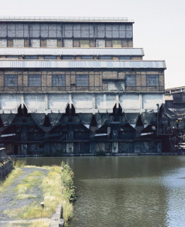 Au premier plan, port et trémies de chargement des péniches. © Région Bourgogne-Franche-Comté, Inventaire du patrimoine