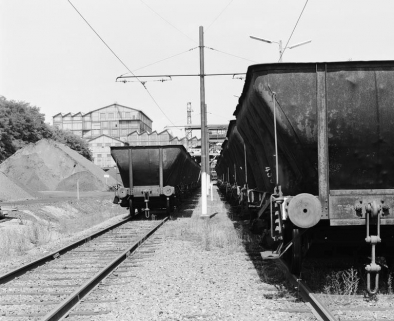Wagons de transport de charbon en stationnement sur une ligne électrifiée. © Région Bourgogne-Franche-Comté, Inventaire du patrimoine
