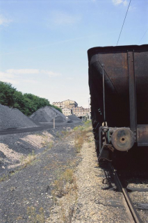 Wagons de transport de charbon en stationnement sur une ligne électrifiée. © Région Bourgogne-Franche-Comté, Inventaire du patrimoine