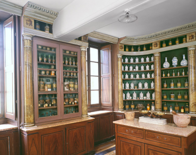 Bâtiment dit de l'administration : pharmacie, vue partielle des murs gauche et postérieur. © Région Bourgogne-Franche-Comté, Inventaire du patrimoine