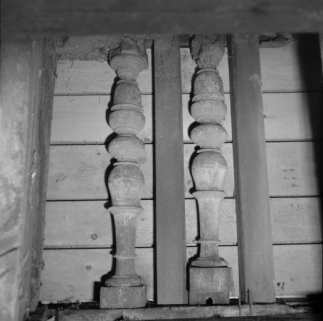 Salle Saint-Laurent, détail : campanile, vestige de l'ancienne balustrade aujourd'hui dissimulée par un essentage en ardoise. © Région Bourgogne-Franche-Comté, Inventaire du patrimoine