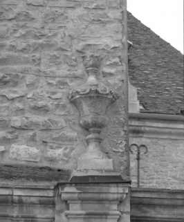 Bâtiment dit de l'administration : vase en pierre de l'ancien mur de clôture de l'hôpital. © Région Bourgogne-Franche-Comté, Inventaire du patrimoine