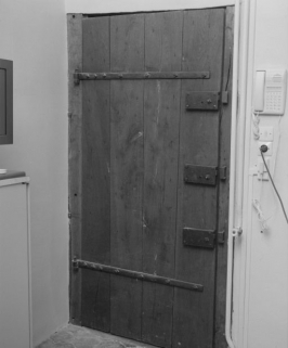 Bâtiment dit de l'administration : salle des archives, porte d'entrée (face intérieure). © Région Bourgogne-Franche-Comté, Inventaire du patrimoine