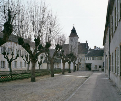 Vue d'ensemble des bâtiments entourant la cour principale. © Région Bourgogne-Franche-Comté, Inventaire du patrimoine