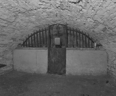 Caveau du collatéral gauche, vue prise de l'est ; partie où reposent les 12 premières soeurs de l'hôpital, décédées de 1715 à 1783. © Région Bourgogne-Franche-Comté, Inventaire du patrimoine