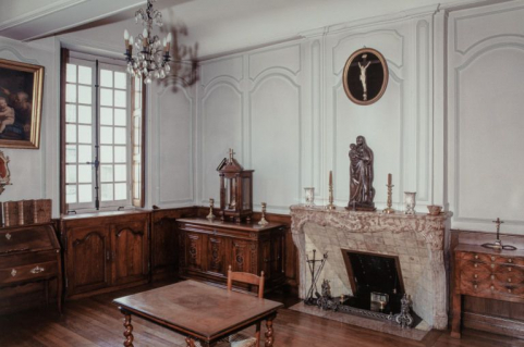 Bâtiment de la Communauté des soeurs et des orphelines, infirmerie des soeurs : cheminée et fenêtre sur cour. © Région Bourgogne-Franche-Comté, Inventaire du patrimoine