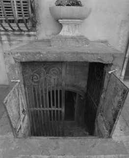 Entrée de la crypte sous la sacristie. © Région Bourgogne-Franche-Comté, Inventaire du patrimoine