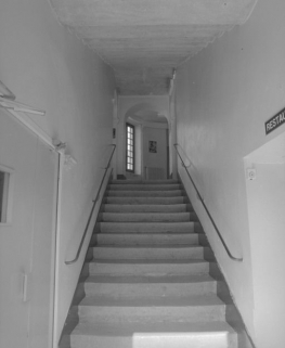 Escalier : volée donnant dans la cour du Grenier à sel. © Région Bourgogne-Franche-Comté, Inventaire du patrimoine