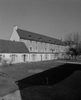 Elévation est de l'hôtel et du bâtiment le prolongeant, vue prise de la cour du Grenier à sel. © Région Bourgogne-Franche-Comté, Inventaire du patrimoine