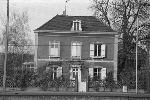 Logement du directeur commercial ou de l'architecte, construit vers 1865 : vue d'ensemble. © Région Bourgogne-Franche-Comté, Inventaire du patrimoine