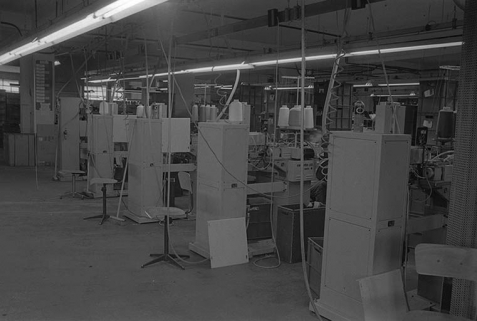 Vue de l'atelier de remaillage, formage, étiquetage et conditionnement (au premier plan : remaillage). © Région Bourgogne-Franche-Comté, Inventaire du patrimoine