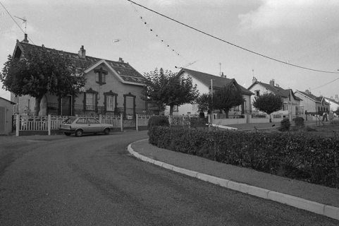 Bâtiments à deux logements construits à la fin du XIXe siècle, rue Jean-Baptiste Perrusson, (premiers bâtiments au sud). © Région Bourgogne-Franche-Comté, Inventaire du patrimoine