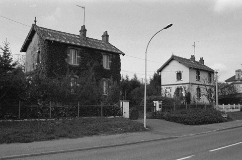 Bâtiments à un seul logement construits en 1930-33, vus depuis le sud (68-69 route du Canal). © Région Bourgogne-Franche-Comté, Inventaire du patrimoine