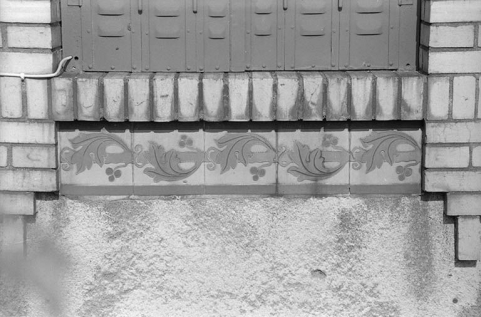 Carreaux en céramique polychrome sous l'appui d'une baie du logement " du directeur ". © Région Bourgogne-Franche-Comté, Inventaire du patrimoine