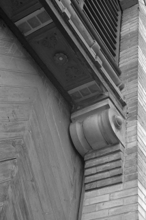 Corps central : linteau métallique, caissons et console en céramique. © Région Bourgogne-Franche-Comté, Inventaire du patrimoine Corps central : linteau métallique, caissons et console en céramique. © Région Bourgogne-Franche-Comté, Inventaire du patrimoine