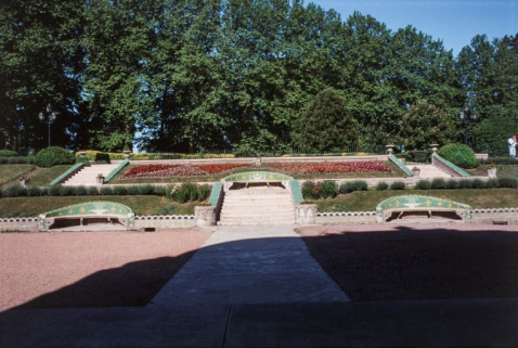 Parc thermal : vue d'ensemble de trois bancs courbes © Région Bourgogne-Franche-Comté, Inventaire du patrimoine