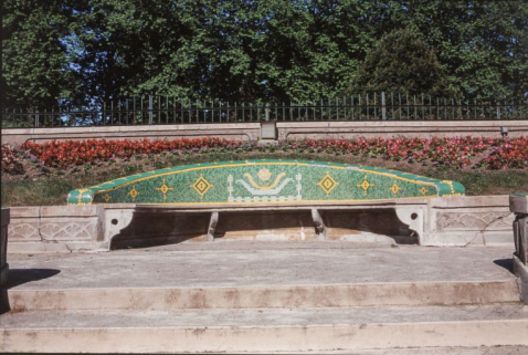 Parc thermal : vue d'un banc courbe. © Région Bourgogne-Franche-Comté, Inventaire du patrimoine